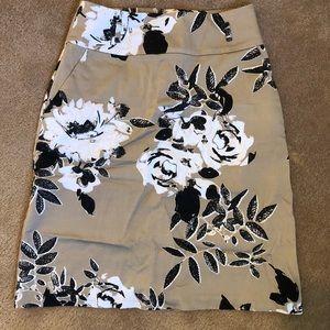 Le chateau skirt beige black white flower 3/4